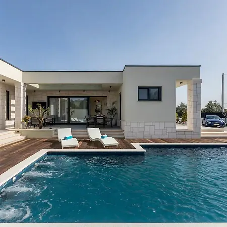 Villa Sophisticated Oasis With Pool *