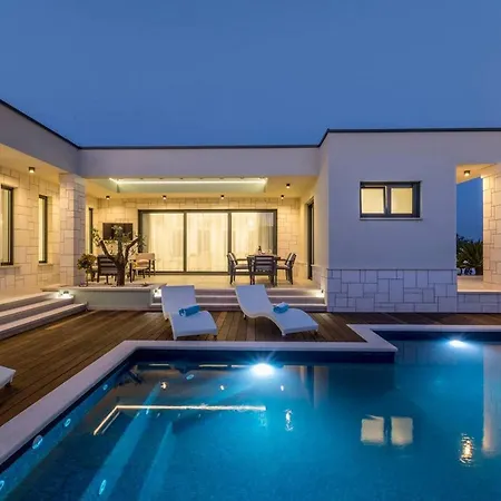 Sophisticated Oasis With Pool *