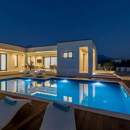 Sophisticated Oasis With Pool Villa *