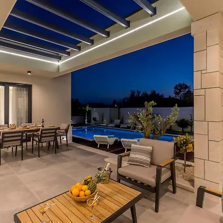 Villa Sophisticated Oasis With Pool Kaštela