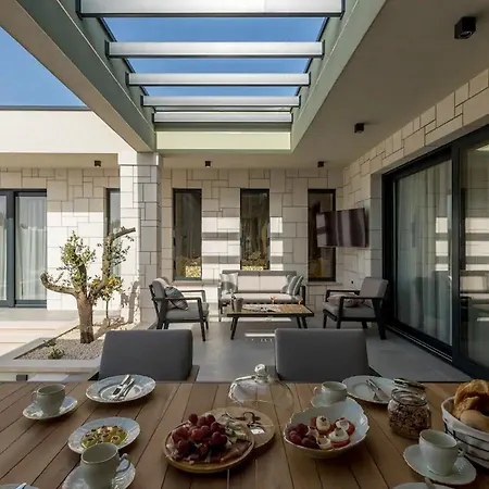 Villa Sophisticated Oasis With Pool Kaštela