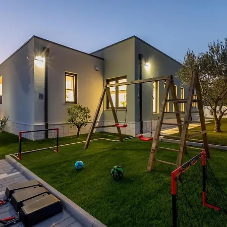 Sophisticated Oasis With Pool Villa *