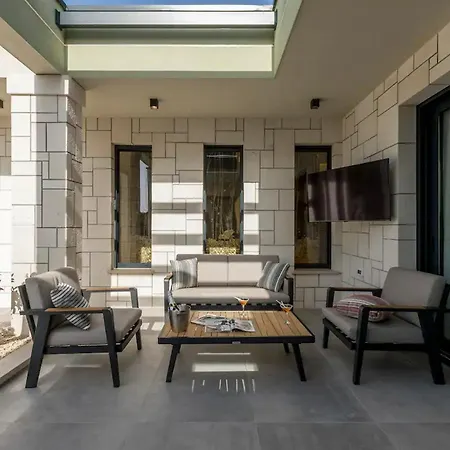 Sophisticated Oasis With Pool *